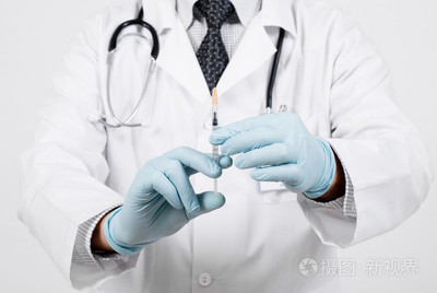 寵物醫(yī)療中的守護者 注射器在手準(zhǔn)備注射的醫(yī)生